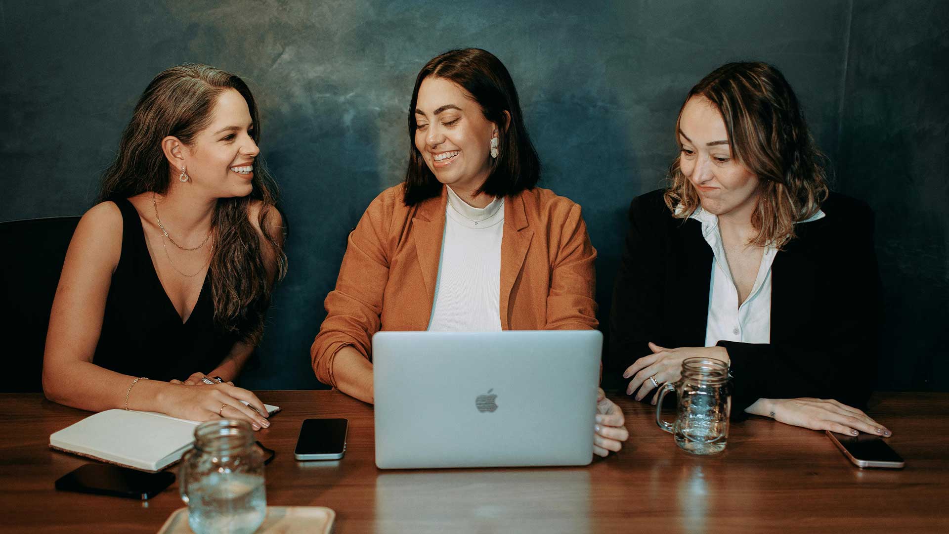 Imagen destacada del post: Tu negocio vive "alquilado" en Instagram: Por qué necesitas una Web Propia YA